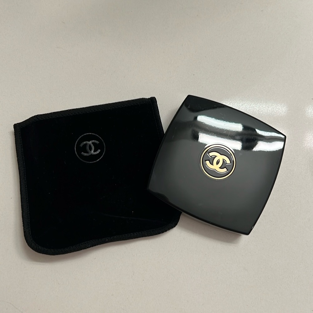Chanel LES 4 OMBRES
Multi-Effect Quadra Eyeshadow